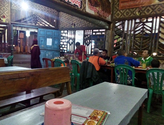 Dhe Ato: Warung Makan yang Menghantarkan Kenangan Lezat di Jalan Sudirman
